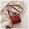 Detail van bordeauxrode gewatteerde handtas met gouden noppen en verstelbare riem - Rood