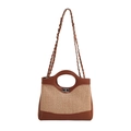 Chique geweven emmer tas in beige en bruin met ketting en metalen draaislot - Bruin