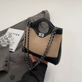 Borsa a secchiello bicolore in paglia e pelle nera con tracolla a catena metallica - Nero