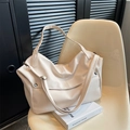 Cremeweiße Leder-Tragetasche mit silbernen Metallnieten und verstellbarem Schultergurt - Weiß