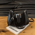 Elegante borsa a mezzaluna nera con fibbia argentata e patchwork in pelle e scamosciato - Nero