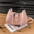 Borsa rosa a mezzaluna con fibbia argentata e tracolla regolabile in pelle morbida - Rosa