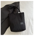 Borsa tote nera minimalista in tessuto di nylon stropicciato con spalline robuste - Nero