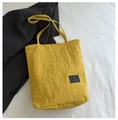 Borsa tote gialla minimalista in nylon stropicciato con una toppa nera con logo - Giallo