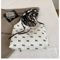 Borsa tote in tela bianca a pois neri con stampa fiocco e tracolla arricciata - Bianco