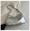 Gros plan détaillé du sac hobo argenté métallisé avec texture grainée et bandoulière - Argenté