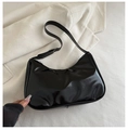 Gros plan du sac hobo noir brillant avec design en croissant et bandoulière réglable - Noir