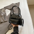 Glänzende schwarze Lackleder-Minihandtasche mit silbernen Beschlägen und Schultergurt - Schwarz