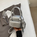 Schicke silberne Mini-Umhängetasche mit Metallic-Effekt und rundem Tragegriff - Silber