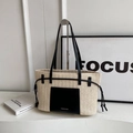 Bolso tote de paja tejida con bolsillo de cuero negro en contraste y asas de hombro - Negro