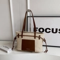 Bolso tote de paja tejida beige con correas de cuero marrón y etiqueta de moda - Marrón