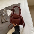 Schicke weinrote Lackleder-Miniversion Handtasche mit Silberbeschlägen und Schultergurt - Burgunderrot