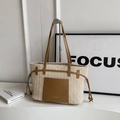 Bolso tote de paja tejida beige con asas de cuero marrón y bolsillo decorativo - Caqui