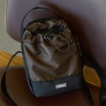 Mini bolso bandolera con cordón en cuadros marrones y negro con etiqueta de moda - Café