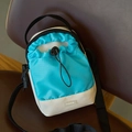 Bolso bandolera de nailon a cuadros azules con cordón ajustable y etiqueta de moda - Azul