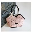 Bolso tote rosa texturizado con estampado de lazos negros y colgante de perlas - Con Ornamento / Rosa y Negro
