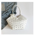 Bolso tote acolchado blanco con lazos negros bordados y colgante de perlas - Con Ornamento / Blanco
