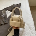 Schicke cremefarbene Mini-Quadrat-Tasche aus strukturiertem Kunstleder mit runden Griffen - Gebrochenes Weiß