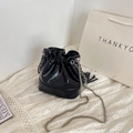 Schwarze Bucket-Bag mit Krokodilprägung, silberner Kette und elegantem Quastenanhänger - Schwarz