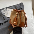 Bolso cubo bicolor caqui y marrón oscuro con textura plisada y cierre de cordón - Marrón