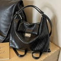 Sac fourre-tout matelassé noir avec fermoir rotatif argenté et finition brillante hobo - Noir