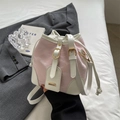 Bolso de hombro tipo cubo bicolor rosa y blanco con cordón y detalles metálicos dorados - Rosa
