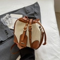 Bolso cubo bicolor con textura plisada blanca y elegantes detalles en cuero marrón - Blanco Roto