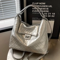 Sac fourre-tout matelassé argenté, fini métallisé avec fermoir rotatif sur tabouret - Argenté