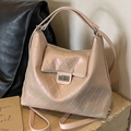 Sac fourre-tout matelassé nude avec fermoir rotatif argenté et bandoulière réglable - Rose