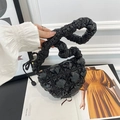 Detail einer schwarzen gesteppten Wolktasche mit gerafftem Griff und Glanzeffekt - Schwarz