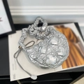 Metallisch silberne gesteppte Schultertasche mit gerafftem Riemen und Wolken-Design - Silber