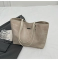 Detalle del bolso tote de ante color albaricoque con logotipo metálico y correas de hombro - Blanco Roto