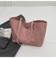 Vista de detalle del bolso tote rosa grande en ante sintético con adorno metálico fino - Rosa
