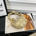 Goldene gesteppte Wolkentasche mit modischem Scrunchie-Griff und gelber Schleife - Gold