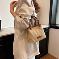 Grote strooien emmertas met bruine lederen handvaten en logo voor trendy vrouwen - Khaki (Stro Vlechtwerk Patchwork Bruin Leer)