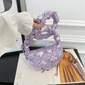 Schicke helllila plissierte Hobo-Bag mit glänzendem Finish und Scrunchie-Griff - Lila