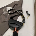 Schwarze Vintage-Satteltasche mit gewelltem Rand und zwei abnehmbaren Riemen - Schwarz
