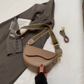 Mocha Satteltasche aus mattem Leder mit breitem Jacquardgurt und gewelltem Taschendeckel - Khaki