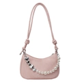 Bolso de hombro rosa medialuna con cadena de corazón de perlas y logo plateado - Rosa