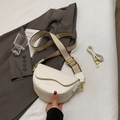 Weiße Satteltasche für Damen mit gewebtem Gurt und goldfarbenen Metallbeschlägen - Gebrochenes Weiß