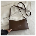 Bolso bandolera vintage de cuero marrón oscuro con correa ajustable y detalle de logo - Marrón
