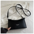 Bolso de hombro negro minimalista con texto blanco y herrajes metálicos plateados - Negro