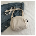 Detalle del bolso bandolera de pana beige con textura acanalada y etiqueta de marca - Blanco