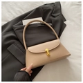 Detalle de un bolso beige de cuero PU con un cierre de hebilla metálica dorada brillante - Caqui