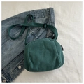 Detalle del bolso bandolera de pana verde con correa ajustable y textura - verde oscuro