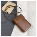 Vertikale braune Leder-Handytasche in einem gemütlichen Flatlay mit Blazer und Buch - Braun