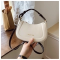 Dettaglio borsa a sella bianca con logo Aitumi 1986 e tracolla in pelle marrone - Bianco
