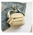 Bolso bandolera de pana beige con tirador trenzado sobre fondo de mezclilla - Blanco