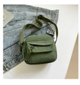 Vista superior de bolso bandolera de pana verde sobre chaqueta vaquera y libro - Verde