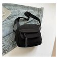 Detalle del bolso bandolera de pana negra con bolsillo de solapa y cremallera de cuerda - Negro